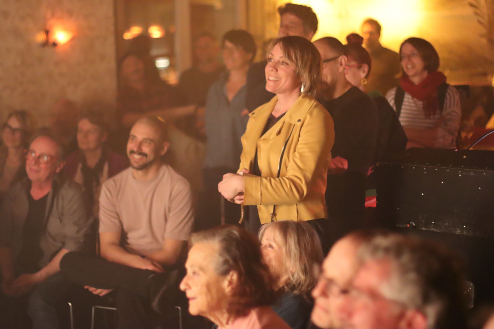 Lancement Attractivement : angelique_scene_lancement_attractivement Tout commence par un ose Evénement attractivement le Singe Club Bienne / Photo Comm-Online